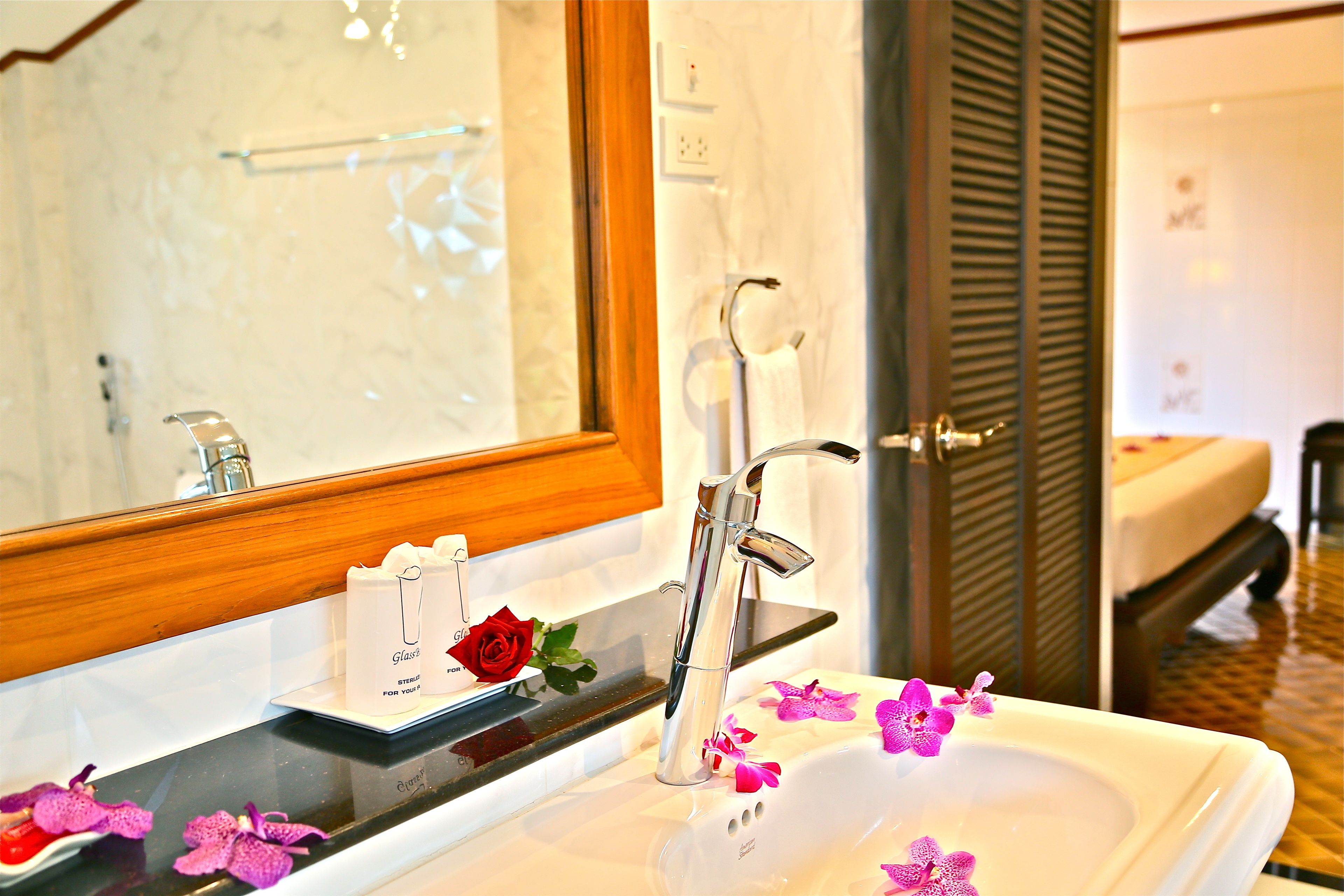 deluxe double room | bathroom | separate bathtub and shower, free toiletries, hair dryer, bathrobes