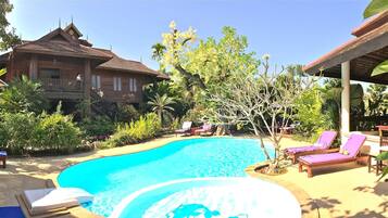 2 kolam renang terbuka