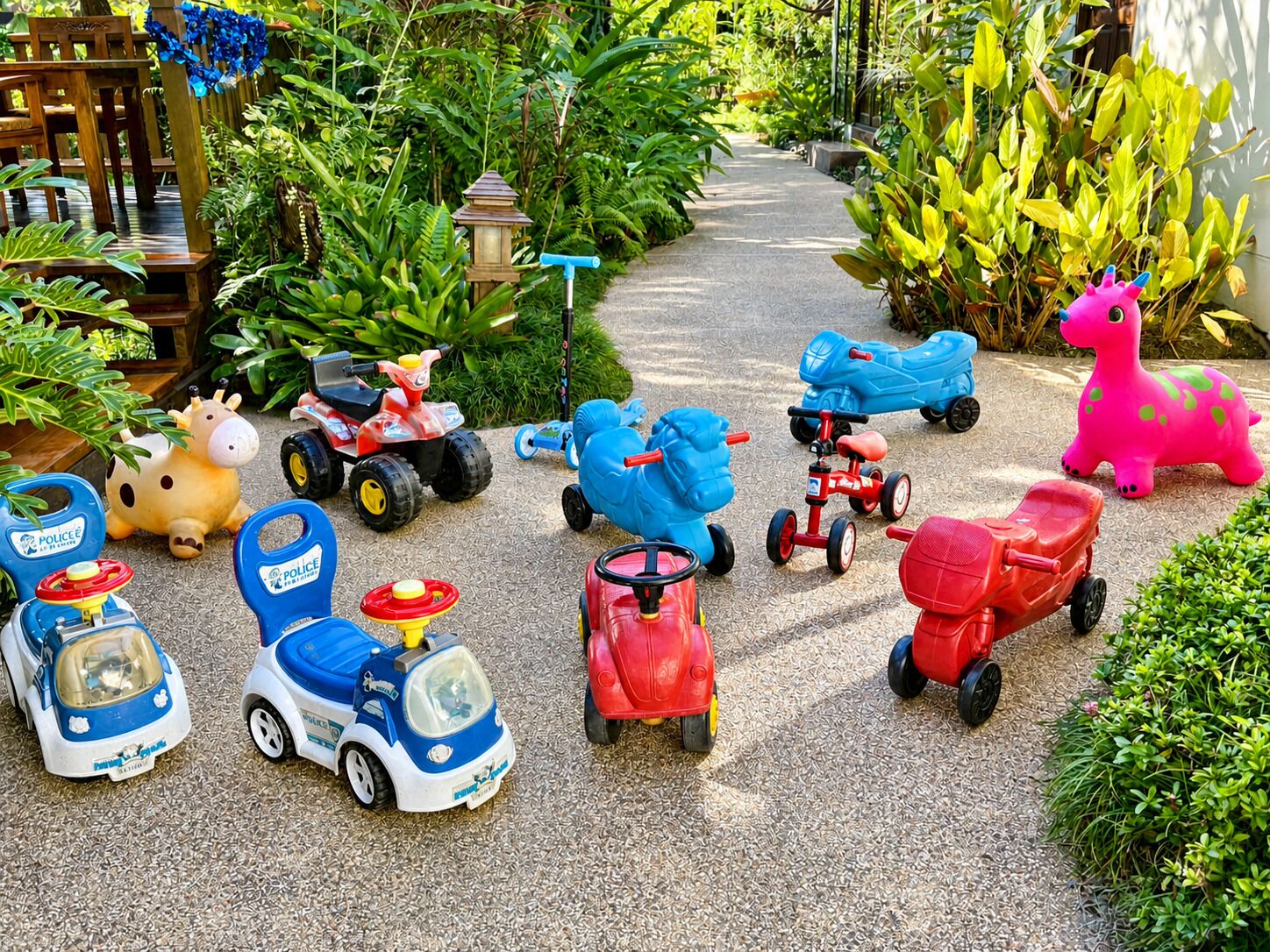 Un jardín con varios juguetes para niños y un banco de madera.