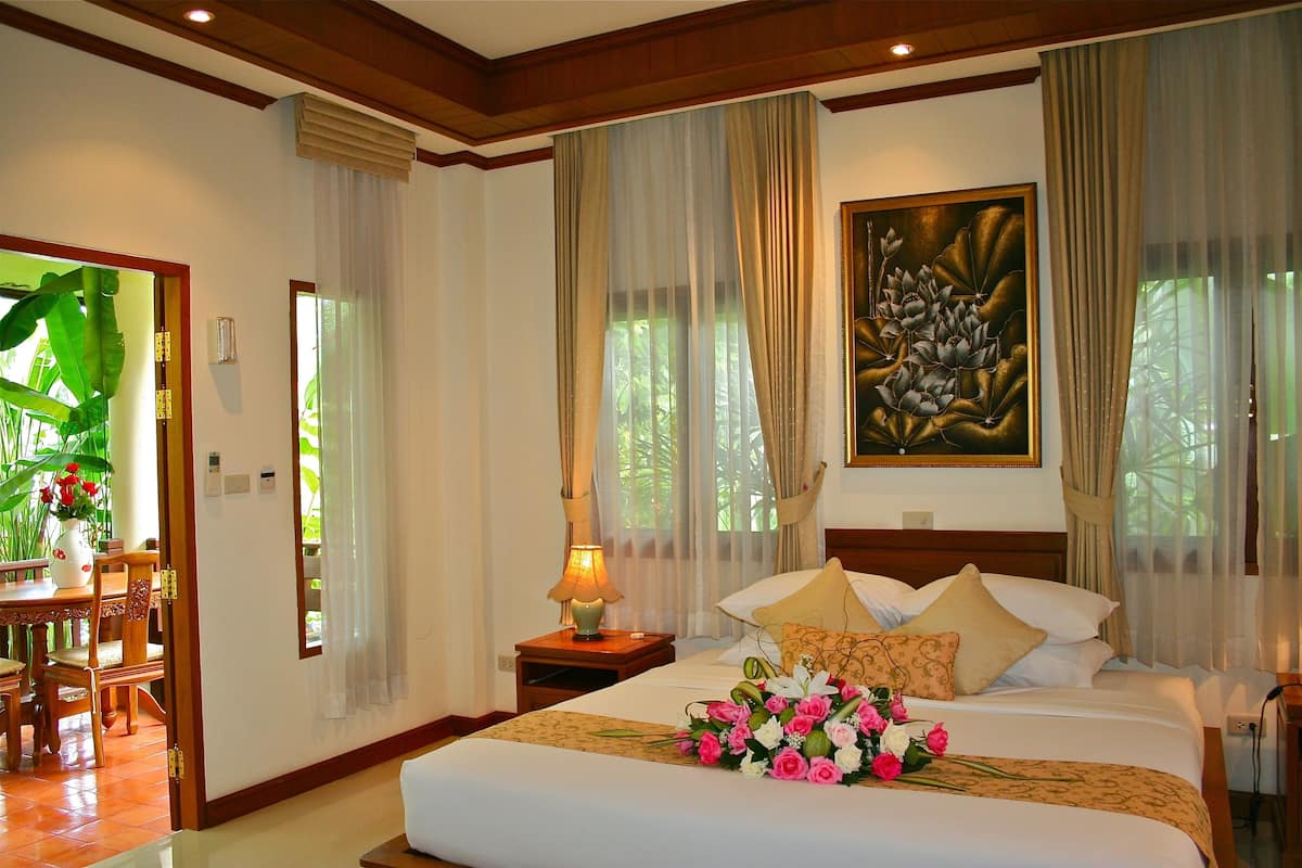 Mini Family Villa | Minibar, in-room safe, desk, blackout curtains