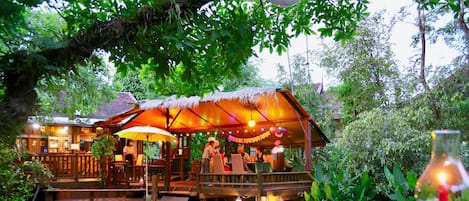 Breakfast, lunch, dinner served; Thai cuisine