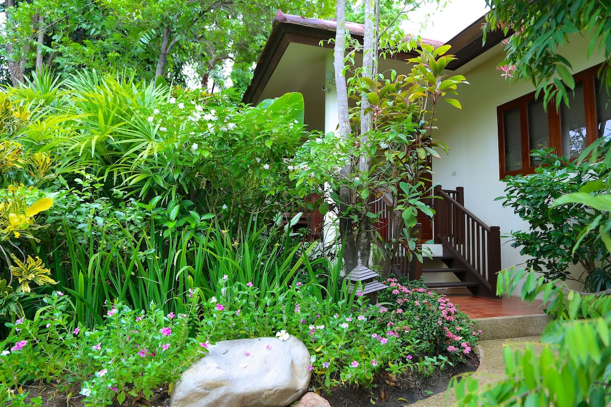 Jasmine Honeymoon Villa | Minibar, két bảo mật tại phòng, bàn, màn/rèm cản sáng