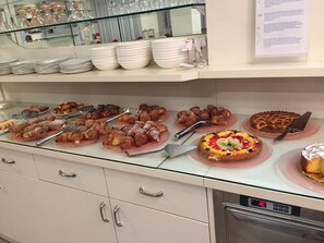 Petit déjeuner buffet servi tous les jours en supplément