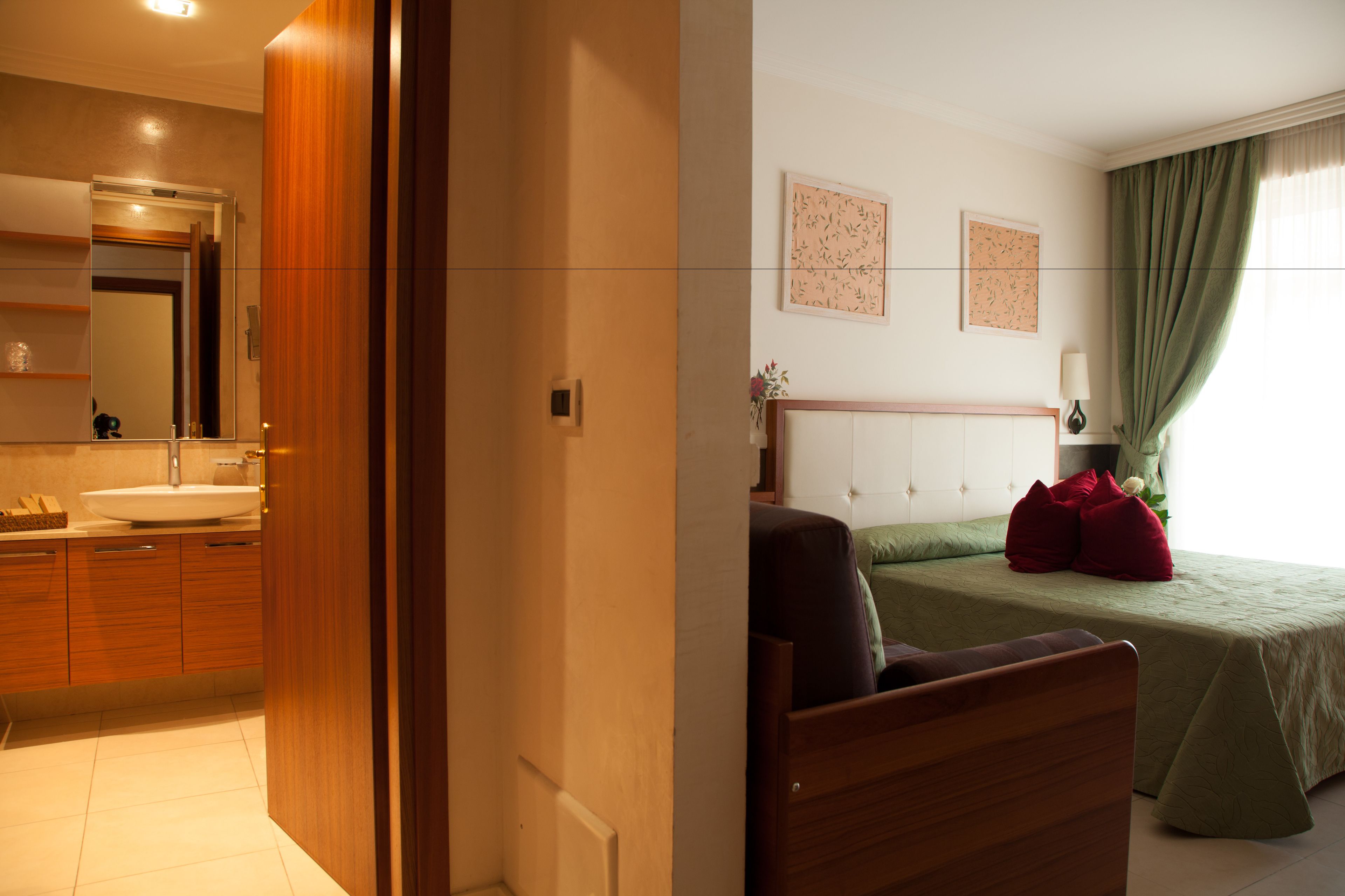 deluxe room | 1 bedroom, premium bedding, down duvets, in-room safe