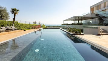 Piscine couverte, piscine extérieure (ouverte en saison)