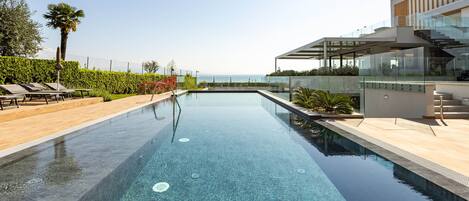 Piscina coberta, piscina a l'aire lliure de temporada i para-sols