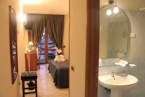Een douche,  milieuvriendelijk toiletgerief, een haardroger, handdoeken