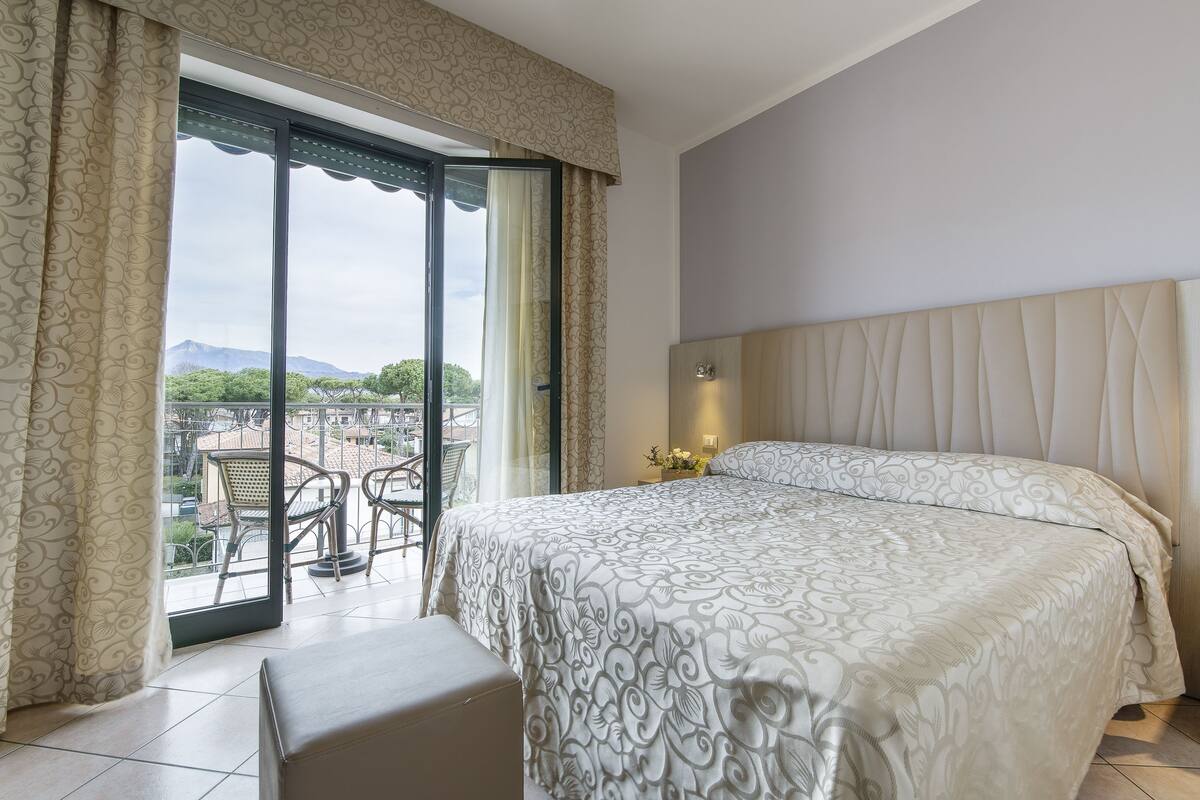 In-room safe, blackout curtains, free WiFi, bed sheets