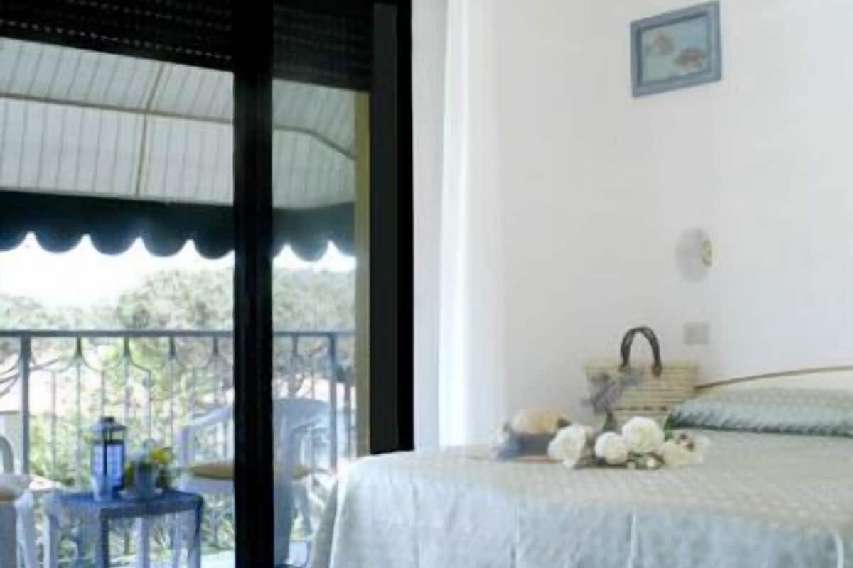 in-room safe, blackout curtains, free wifi, bed sheets
