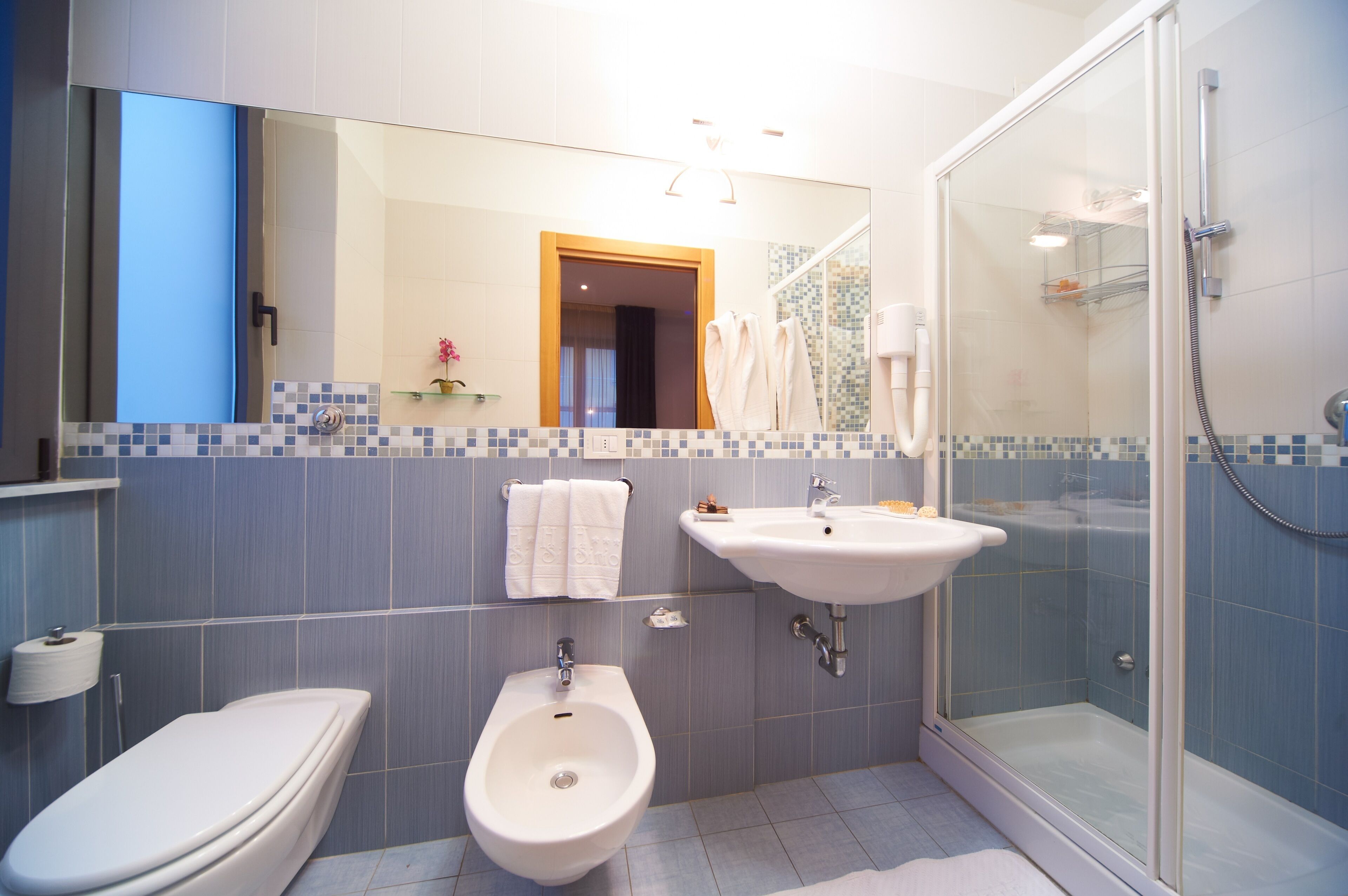 standard triple room | bathroom | shower, free toiletries, hair dryer, bidet