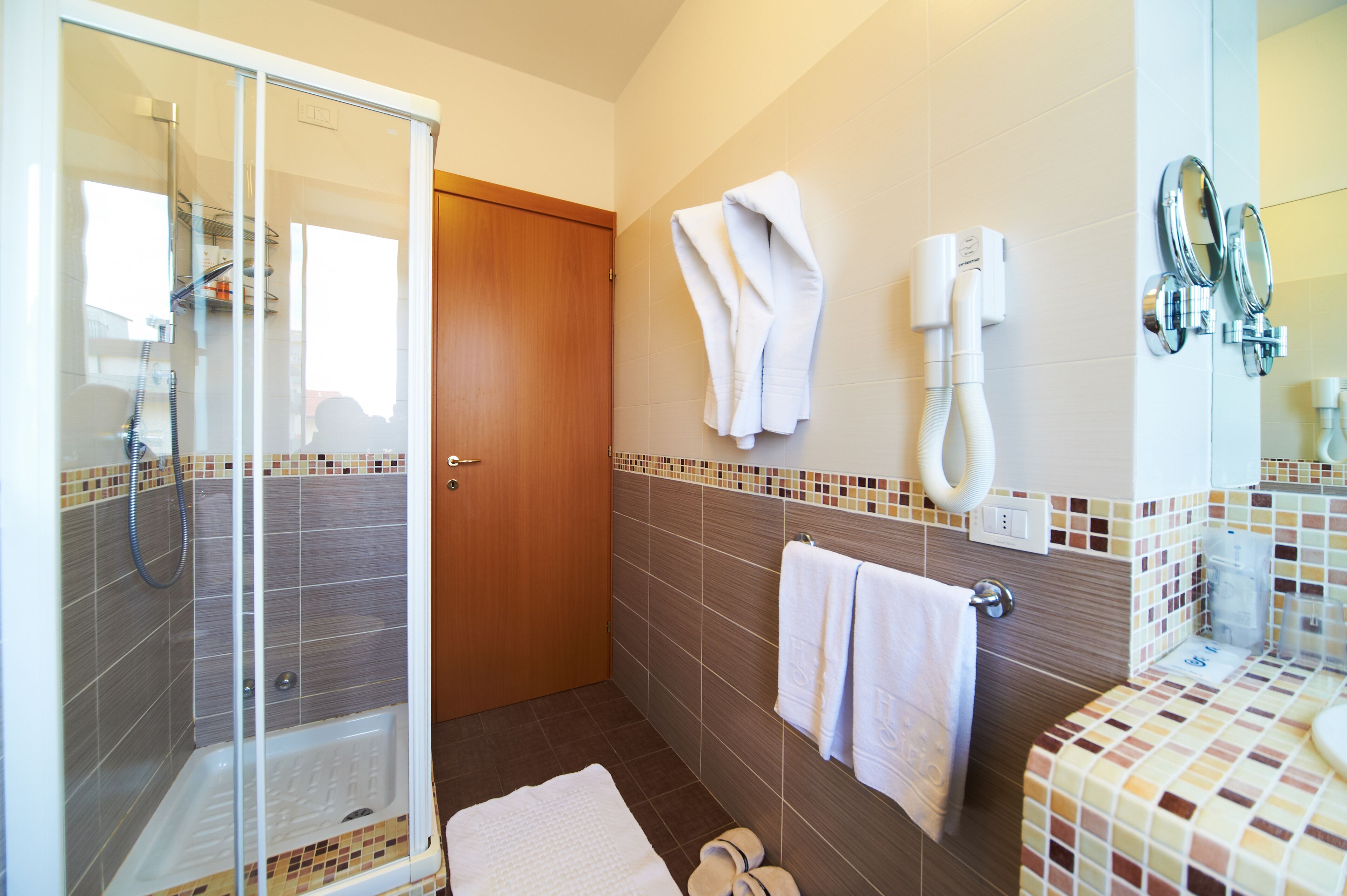 comfort apartment, terrace, partial sea view | bathroom | shower, free toiletries, hair dryer, bidet