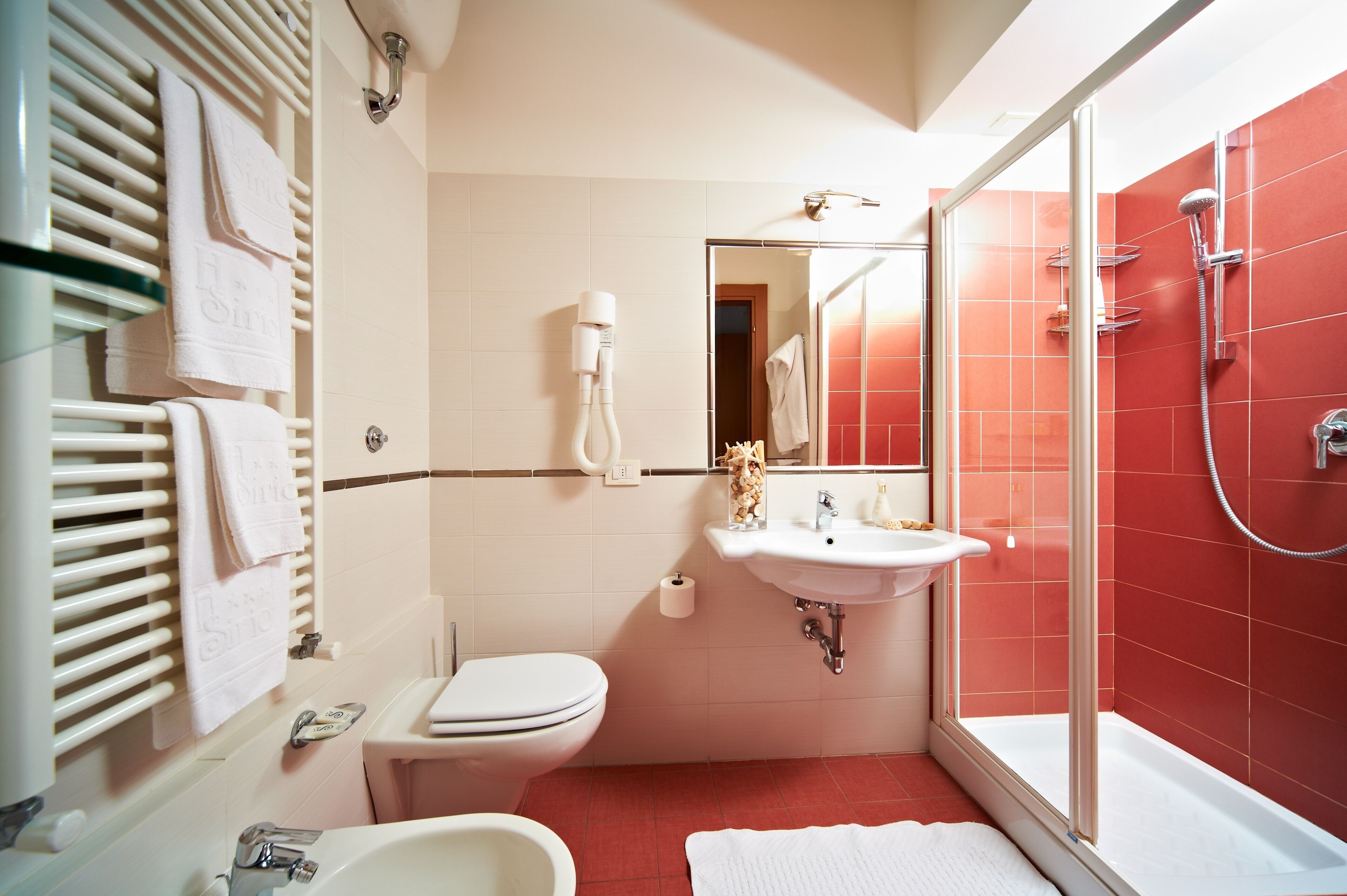 standard double room, balcony, partial sea view | bathroom | shower, free toiletries, hair dryer, bidet