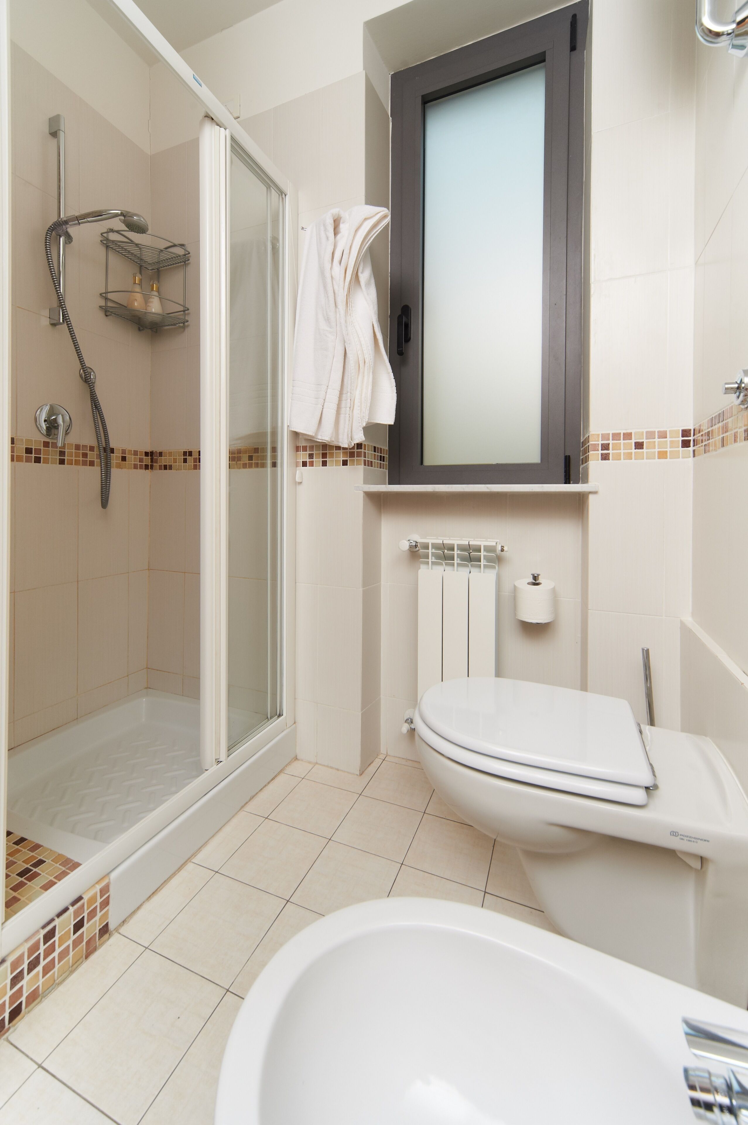 deluxe triple room, balcony, partial sea view | bathroom | shower, free toiletries, hair dryer, bidet