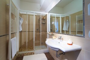 Comfort Double Room, Terrace, Sea View | Bathroom | Shower, free toiletries, hair dryer, bidet - Hotel Sirio (Camaiore)
