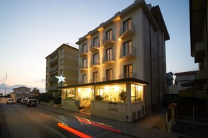 Fachada del alojamiento - Noche