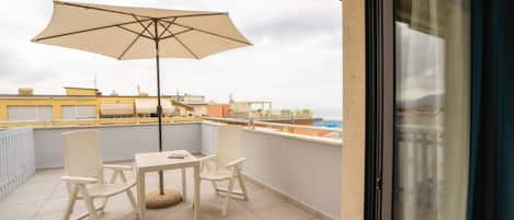 Quarto casal conforto, terraço, vista para o mar | Terraço/pátio