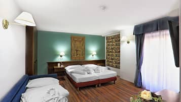 Classic Triple Room | Minibar, in-room safe, desk, free WiFi