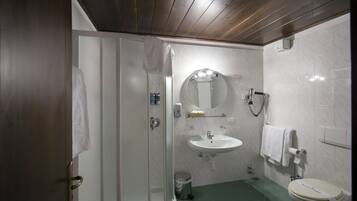 Hiustenkuivaaja, kylpytakit, tohvelit, bidee