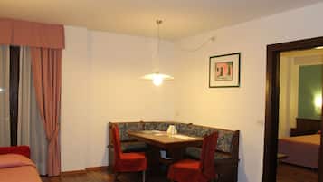 Familienzimmer (5 Pax) | Wohnbereich | Flachbildfernseher