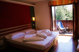 Quarto casal superior | Frigobar, cofres nos quartos, escrivaninha, Wi-Fi de cortesia