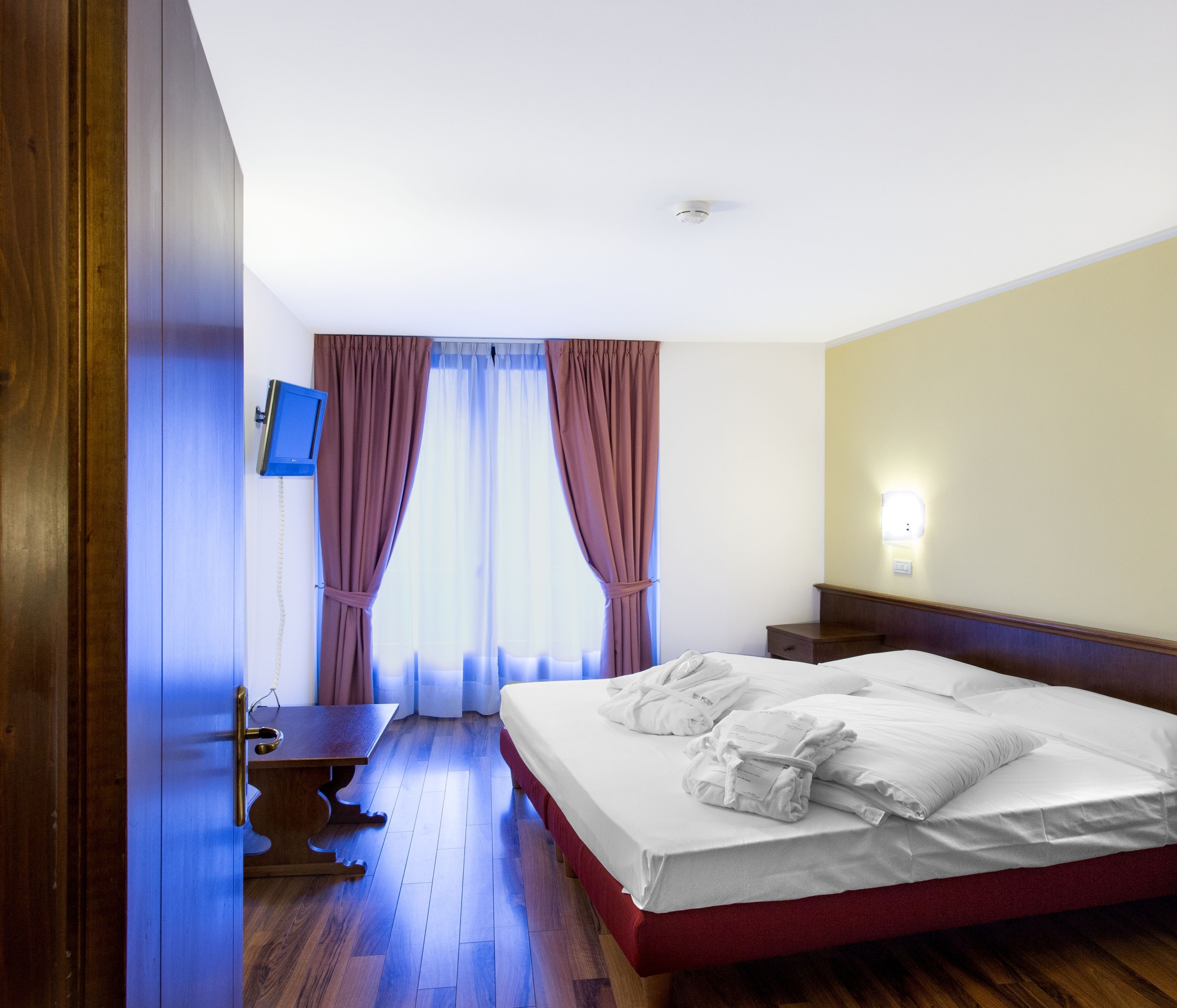 minibar, in-room safe, desk, free wifi