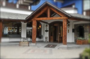 Ein Gebäude mit einer Steinfassade, Holzbalken und einem Steinkamin.