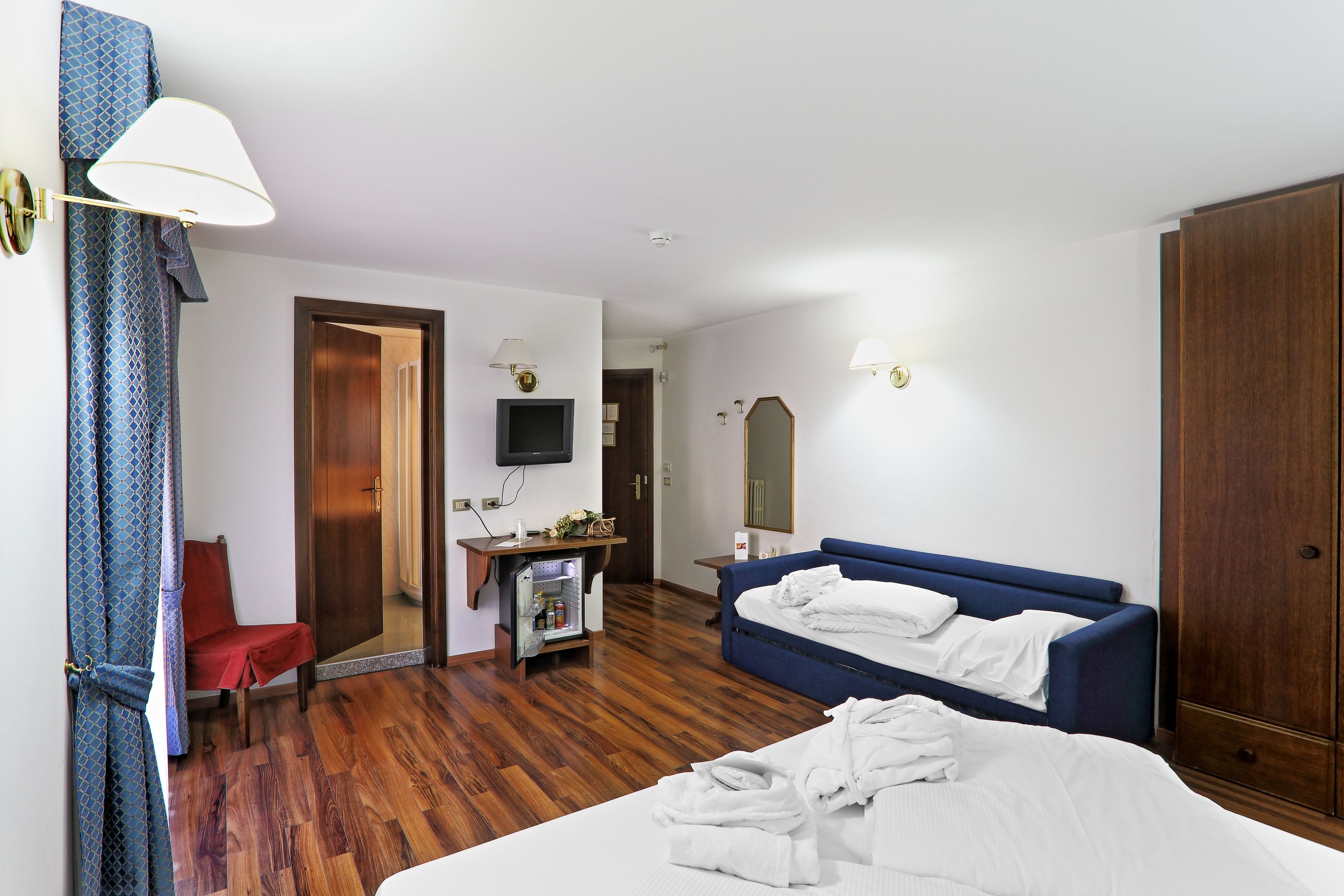classic triple room | minibar, in-room safe, desk, free wifi