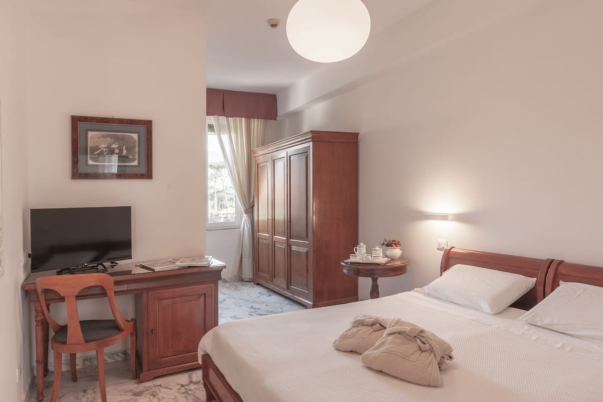Down comforters, pillowtop beds, minibar, in-room safe