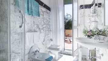 Family Suite | Bathroom | Free toiletries, hair dryer, bathrobes, slippers