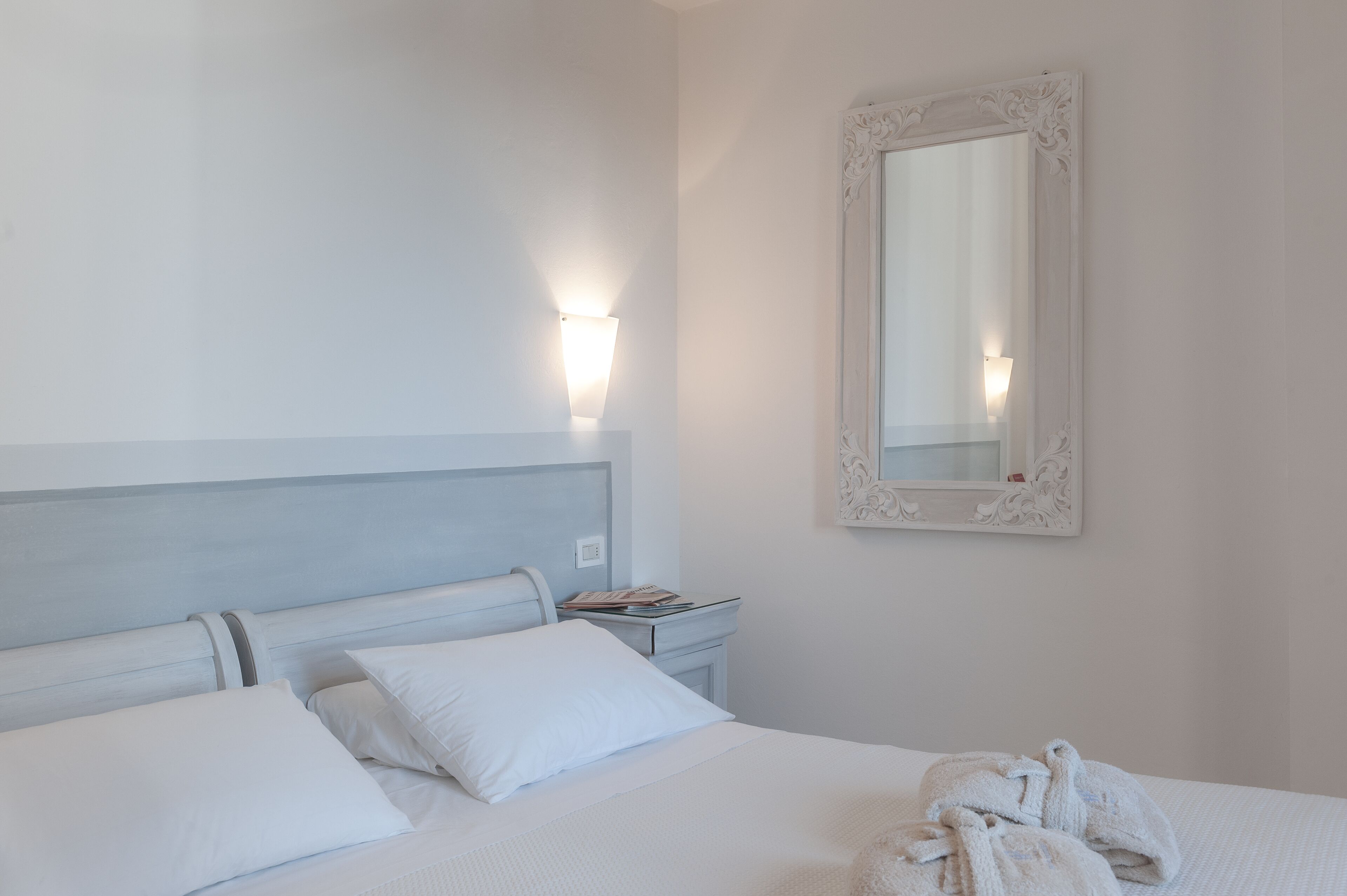 Habitación estándar con 1 cama matrimonial o 2 individuales | Edredón, camas con pillow-top y minibar 