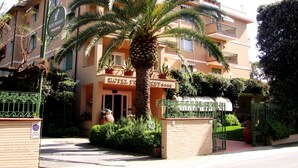 A hotel with a sign reading "HOTEL PRESIDENT" and a palm tree in the foreground. - Hotel President (Forte dei Marmi)