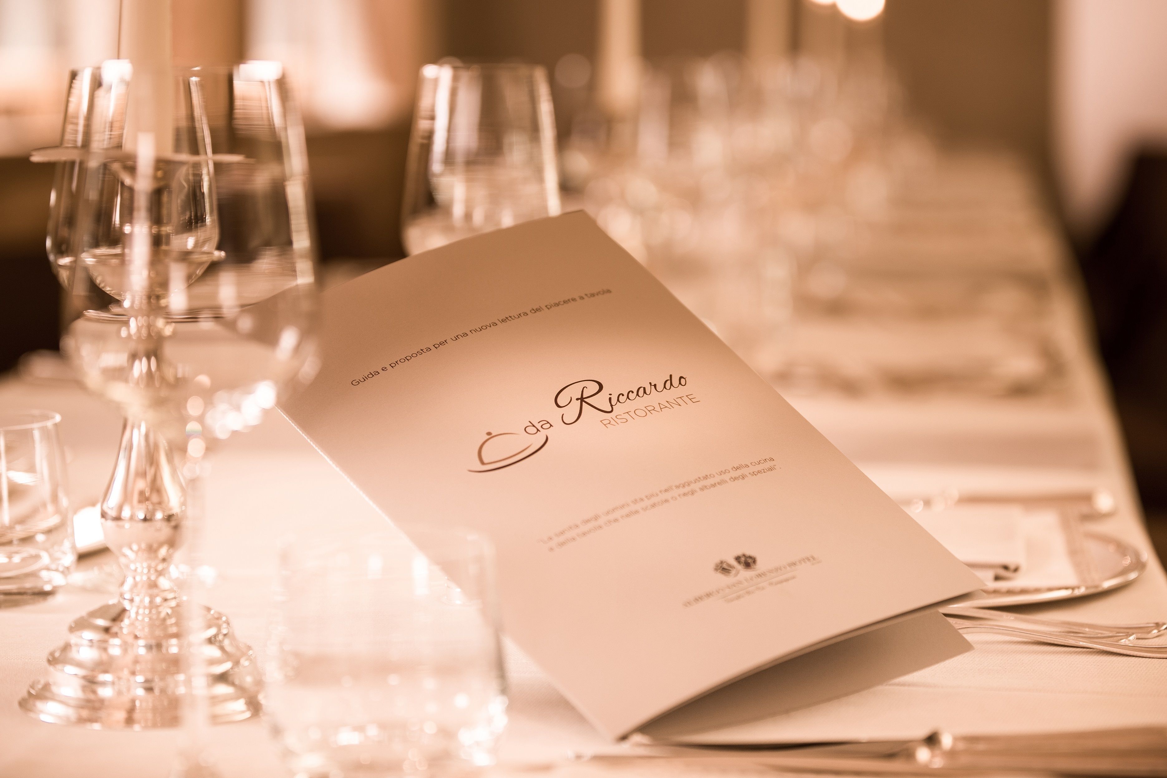 Un menú de restaurant anomenat "Da Riccardo Ristorante" en un ambient d'un dinar formal.