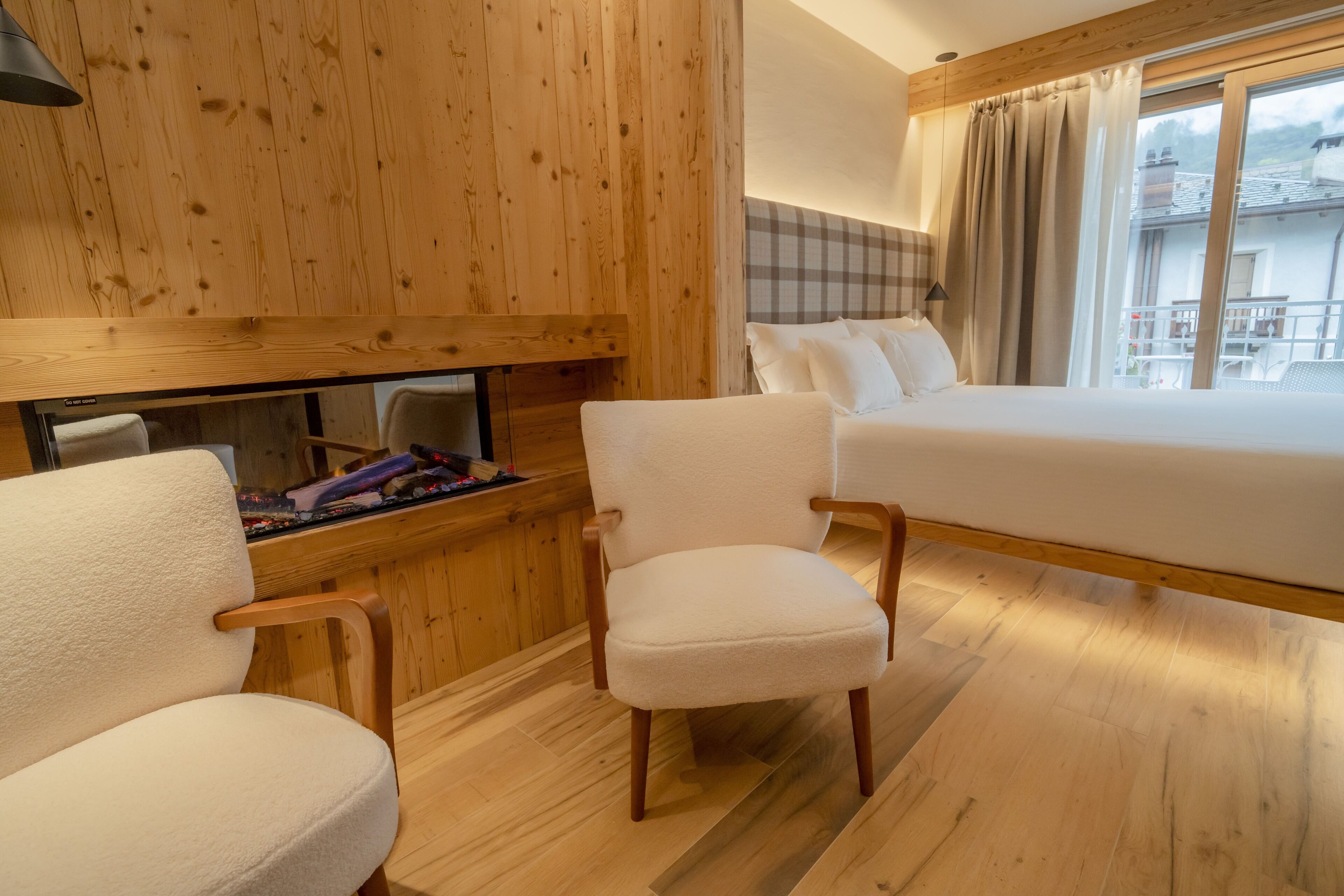 junior room | 1 bedroom, in-room safe, desk, blackout curtains