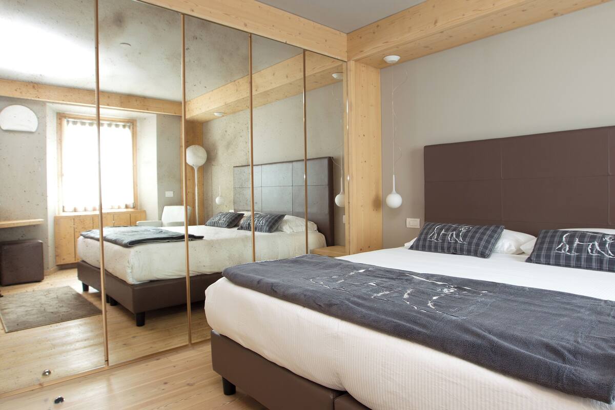 classic room | 1 bedroom, in-room safe, desk, blackout curtains