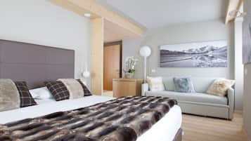 Una cassaforte in camera, una scrivania, tende oscuranti