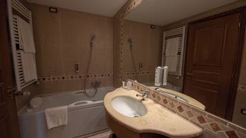 Une salle de bain avec une baignoire, un lavabo et un miroir.