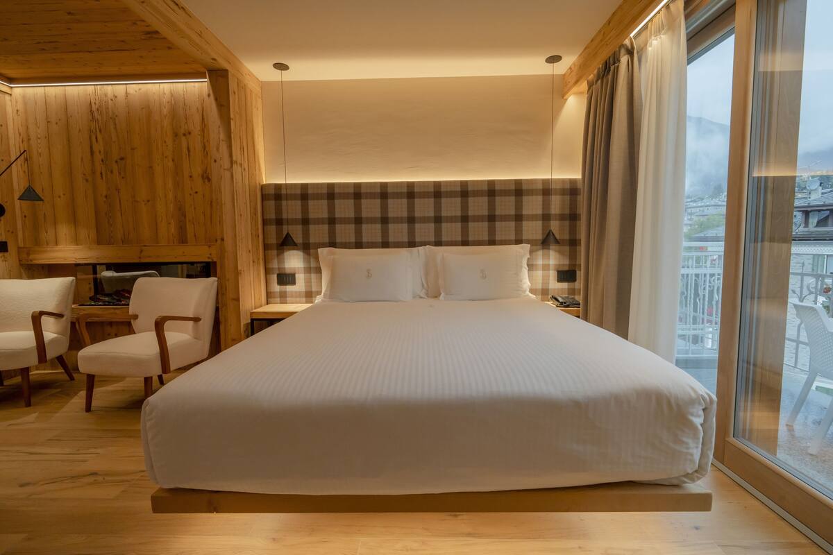 premium room | 1 bedroom, in-room safe, desk, blackout curtains