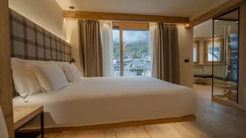 Premium Room | In-room safe, desk, blackout drapes, iron/ironing board