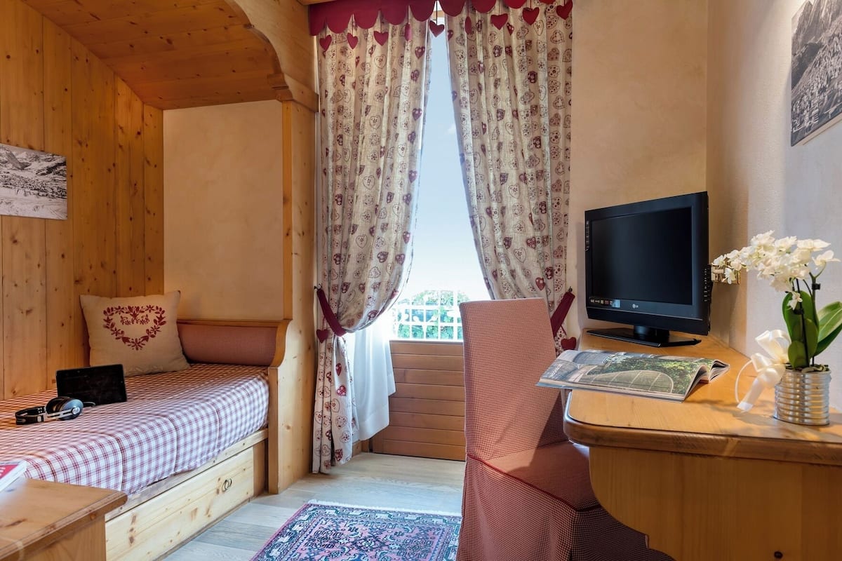 In-room safe, desk, blackout drapes, iron/ironing board (on request)