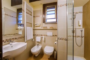 Quarto casal superior | Banheiro | Produtos de toalete grátis, secador de cabelo, bidê, toalhas de banho