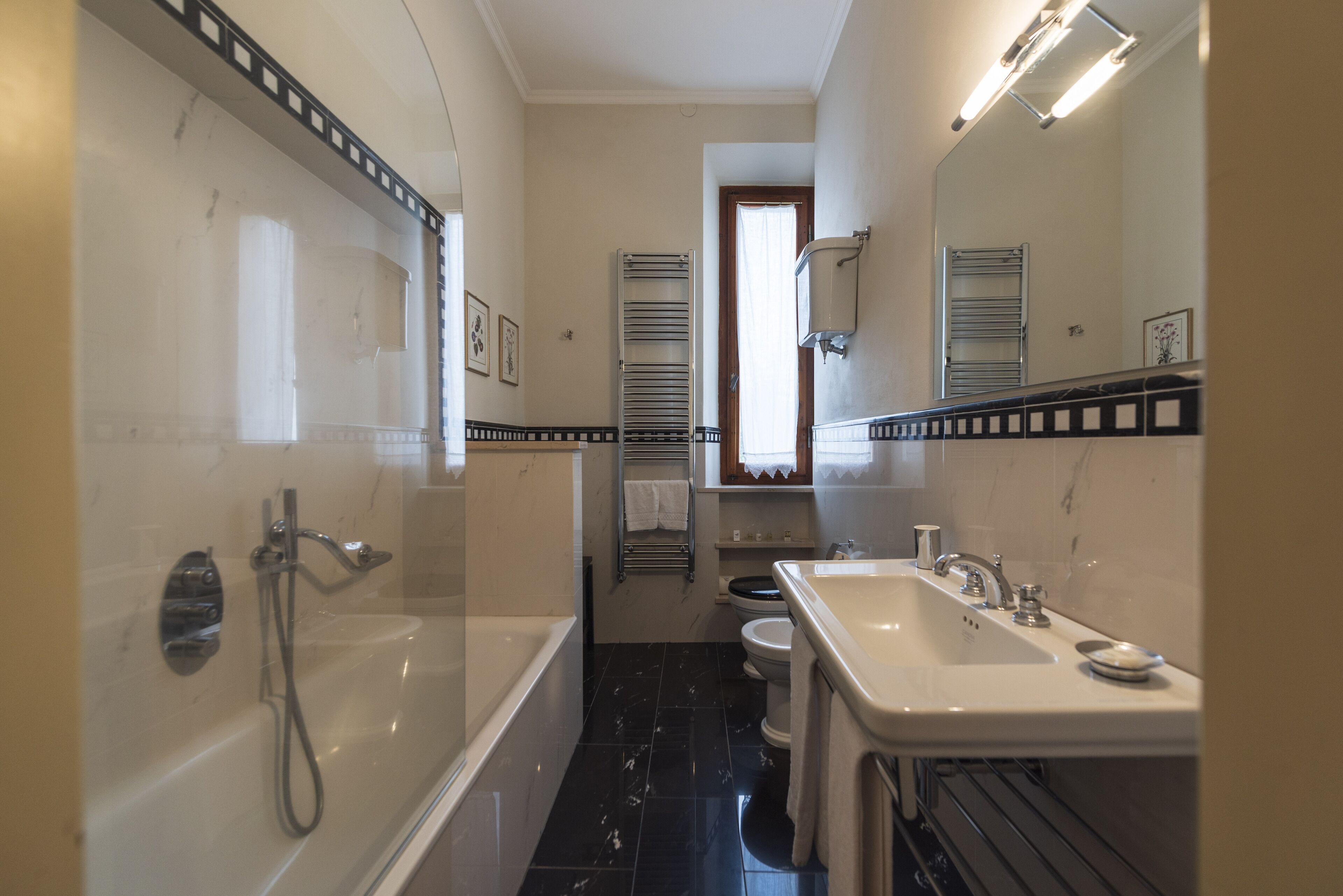Une salle de bain moderne avec une baignoire, un lavabo et des toilettes.