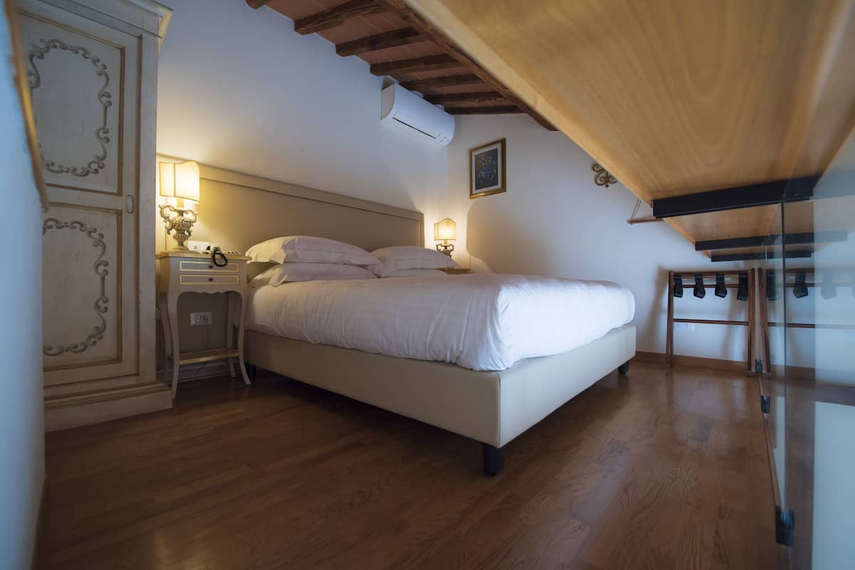 1 chambre, minibar, coffres-forts dans les chambres, bureau