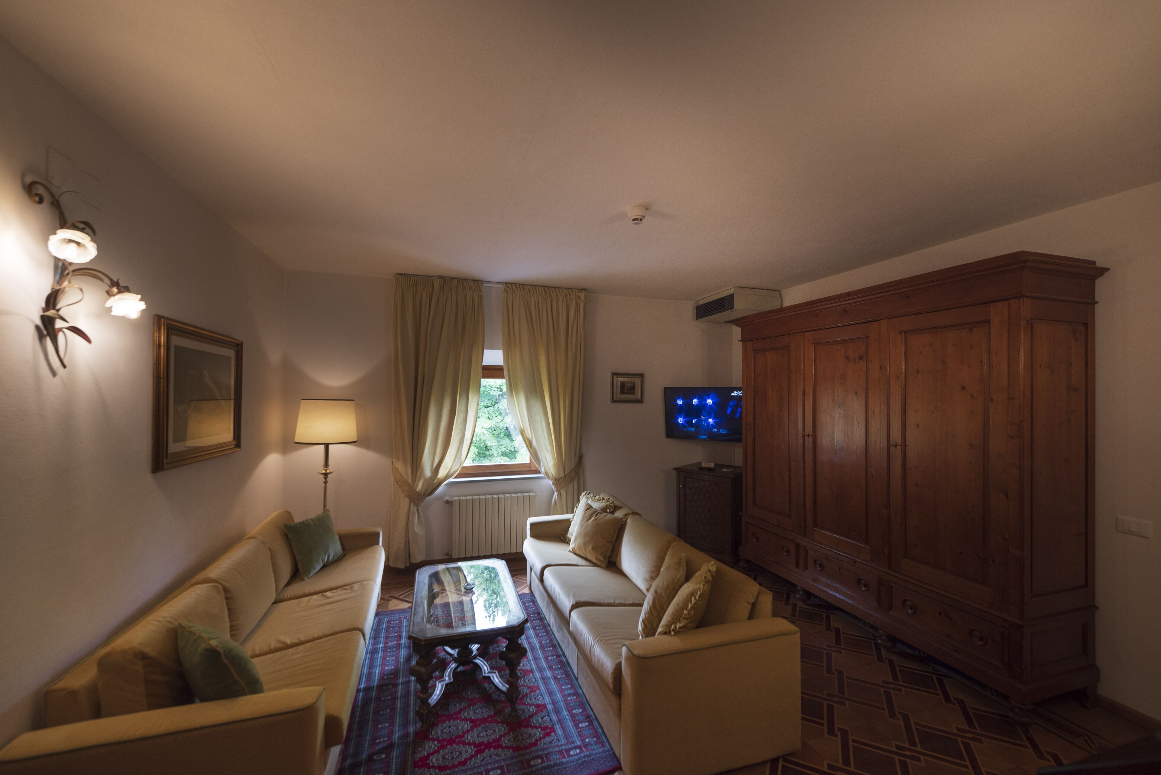 suite | living area | 42-inch flat-screen tv with digital channels, tv