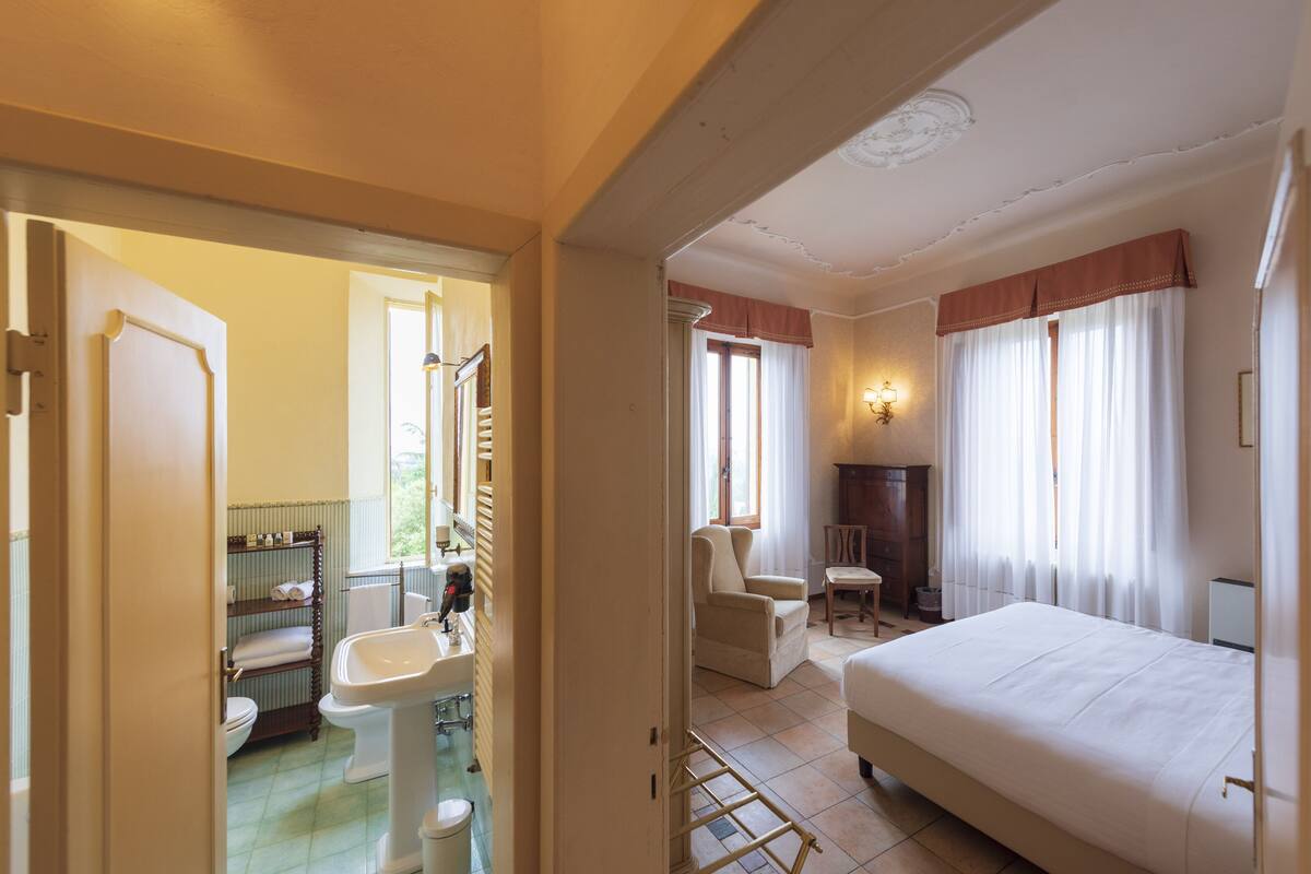 deluxe double room | 1 bedroom, minibar, in-room safe, desk