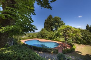 Piscine extérieure (ouverte en saison), parasols de plage
