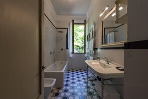 Deluxe-dobbeltværelse (Sofa bed) | Badeværelse | Gratis toiletartikler, hårtørrer, hjemmesko, bidet