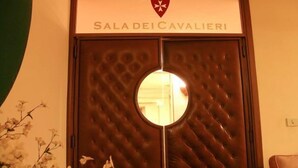 A room with a door labeled "Sala dei Cavalieri". - Grand Hotel Boston (Chianciano Terme)