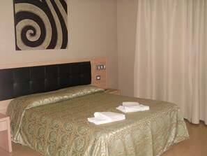 Habitació doble o amb dos llits individuals executiva | Roba de llit d'alta qualitat, caixa forta a l'habitació i escriptori 