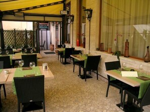 2 restaurants, breakfast, lunch, dinner served; local cuisine