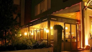 A restaurant with a glass facade, outdoor seating, and a sign reading "SQUARE Bistro & Pizza". - Grand Hotel Boston (Chianciano Terme)